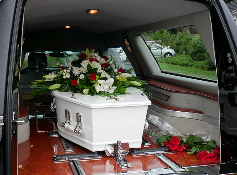 Biała trumna pogrzebowa
